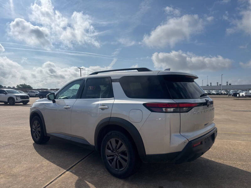 2022 Nissan Pathfinder SV