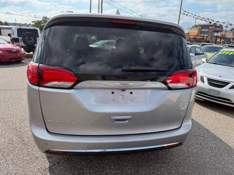 2017 Chrysler Pacifica Touring-L