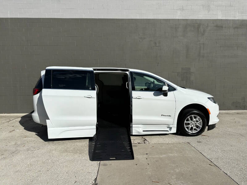 2022 Chrysler Voyager LX