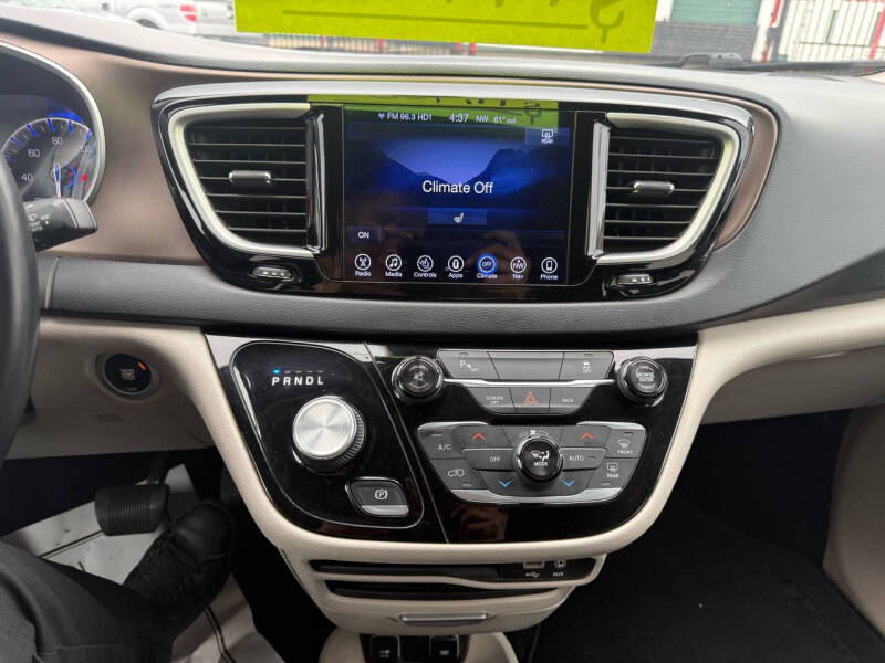2017 Chrysler Pacifica Touring-L
