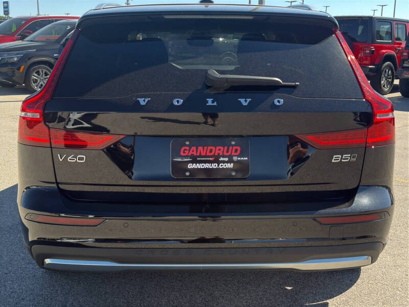 2025 Volvo V60 Cross Country B5 Plus