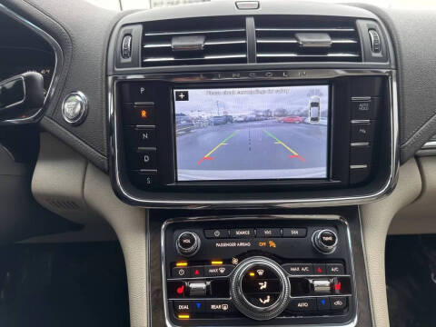 2017 Lincoln Continental Premiere