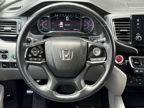 2022 Honda Pilot Touring w/Rear Captain's Chairs