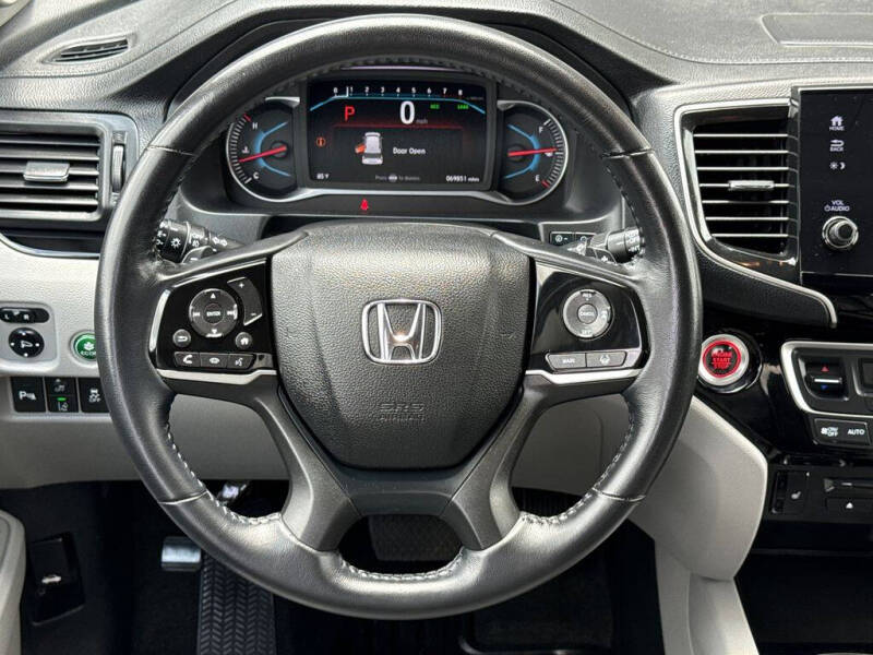 2022 Honda Pilot Touring w/Rear Captain's Chairs