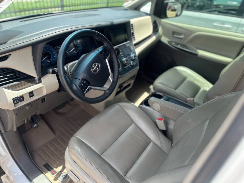 2017 Toyota Sienna XLE 7-Passenger Auto Access Seat
