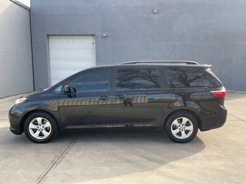 2016 Toyota Sienna LE 7-Passenger Auto Access Seat