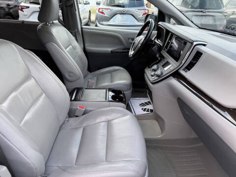 2016 Toyota Sienna XLE 7-Passenger Auto Access Seat