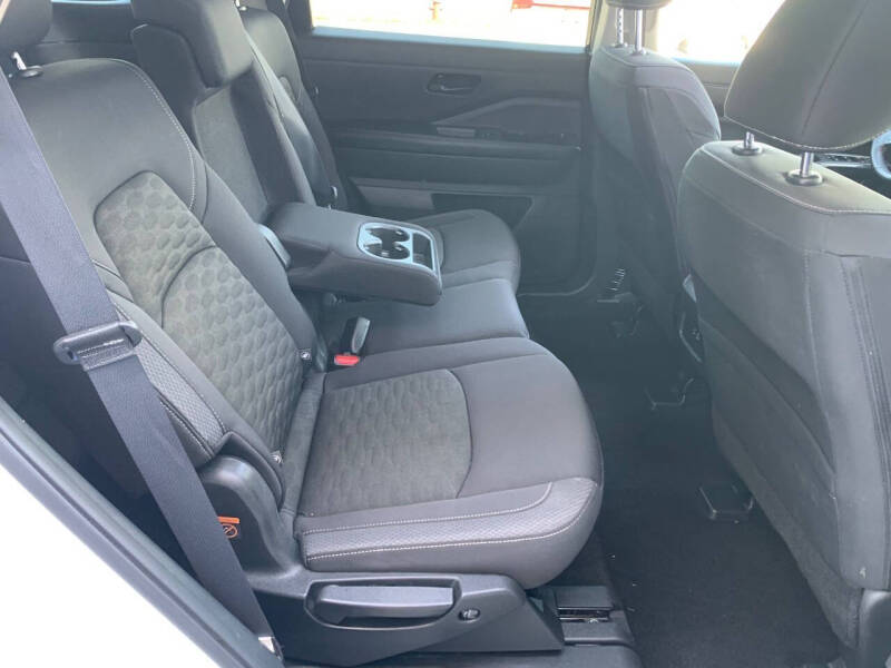 2024 Nissan Pathfinder SV