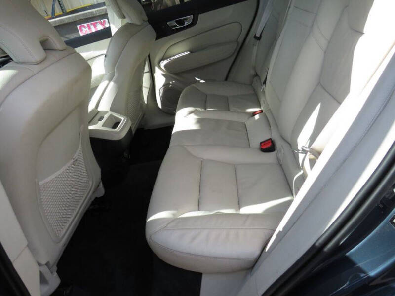 2022 Volvo XC60 B5 Momentum