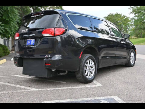 2024 Chrysler Voyager LX