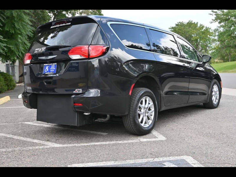 2024 Chrysler Voyager LX