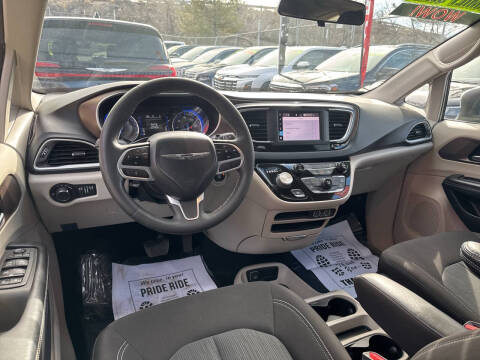 2022 Chrysler Voyager LX