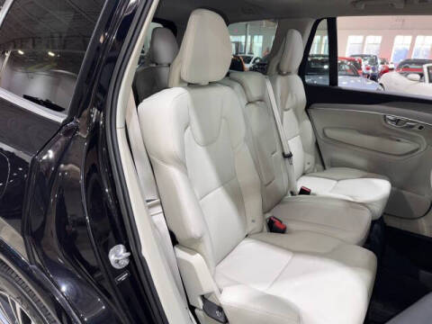 2022 Volvo XC90 T5 Momentum