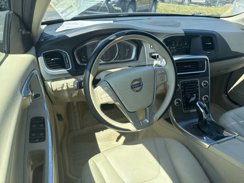 2016 Volvo V60 Platinum - Photo 11