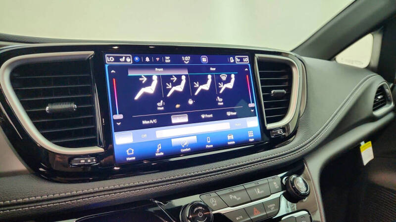 2027 Chrysler Pacifica Select