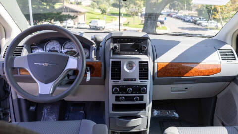 2009 Chrysler Town and Country LX