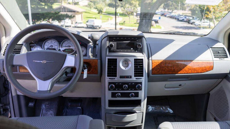 2009 Chrysler Town and Country LX