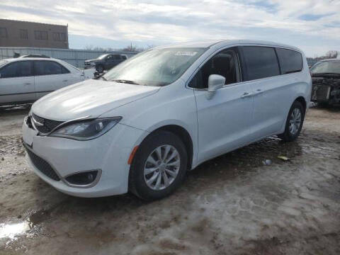 2018 Chrysler Pacifica for sale at Varco Motors LLC - Builders in Denison KS