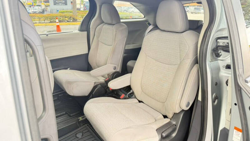 2022 Toyota Sienna LE 8-Passenger