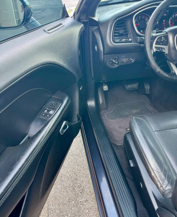 2017 Dodge Challenger SXT Plus