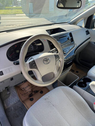 2013 Toyota Sienna LE 7-Passenger