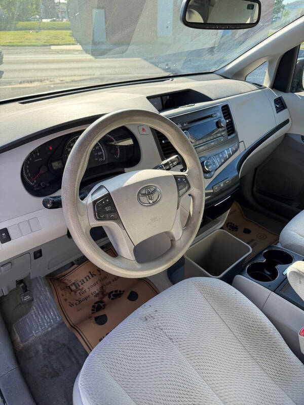 2013 Toyota Sienna LE 7-Passenger