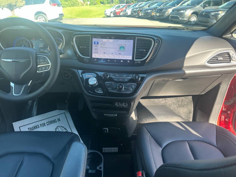 2025 Chrysler Pacifica Select