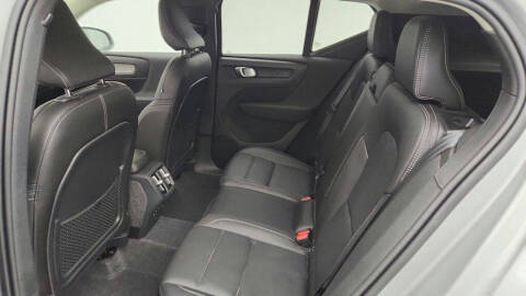 2025 Volvo XC40 B5 Ultra Dark Theme