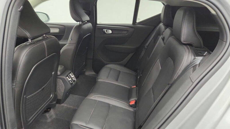 2025 Volvo XC40 B5 Ultra Dark Theme