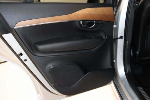 2022 Volvo XC90 T6 Momentum 7-Passenger