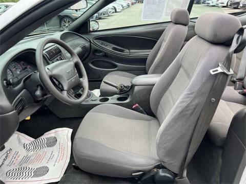 2004 Ford Mustang Deluxe