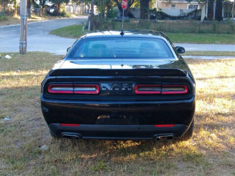 2017 Dodge Challenger SXT Plus