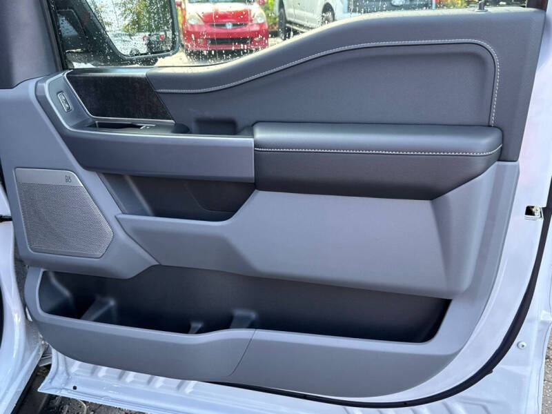 2025 Ford F-150 Lightning Flash