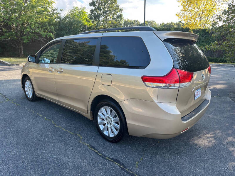 2013 Toyota Sienna LE 7-Passenger