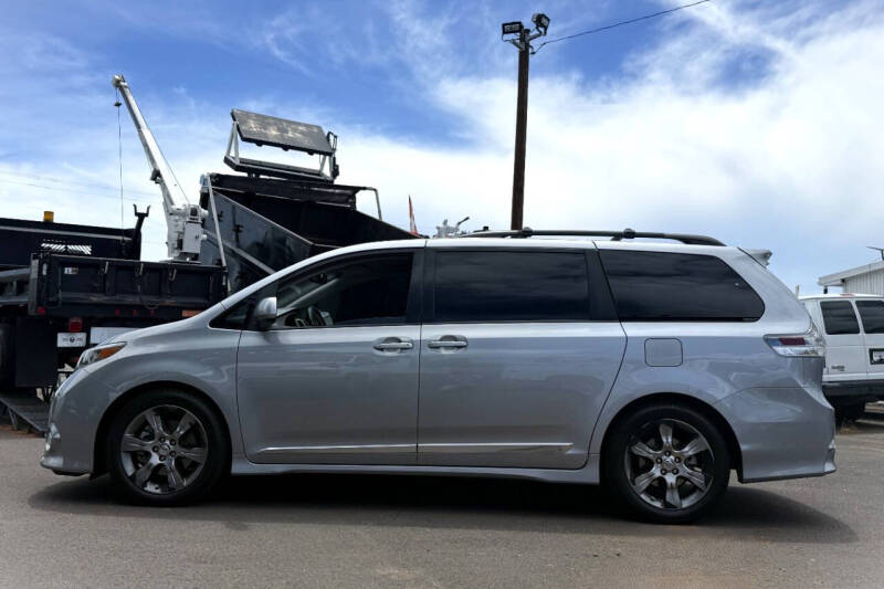 2012 Toyota Sienna SE 8-Passenger