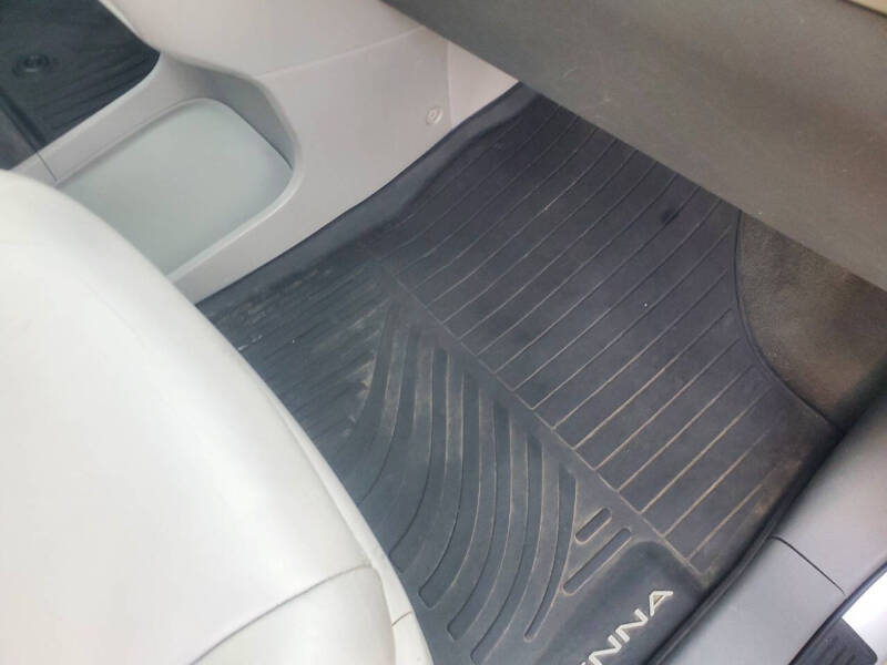 2017 Toyota Sienna XLE 8-Passenger