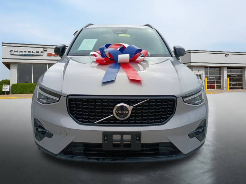 2025 Volvo XC40 B5 Plus Dark Theme