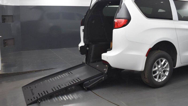 2025 Chrysler Voyager LX