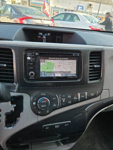 2014 Toyota Sienna SE 8-Passenger