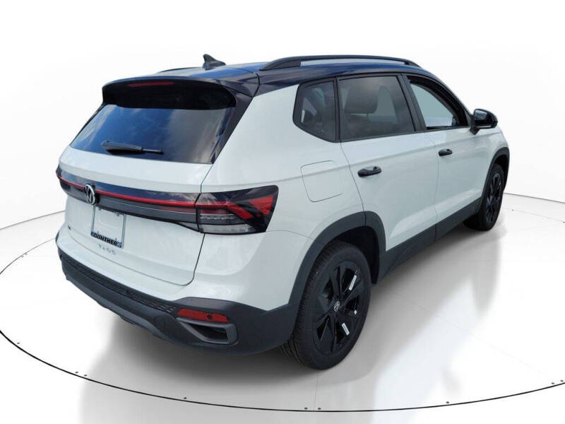2026 Volkswagen Taos SE Black