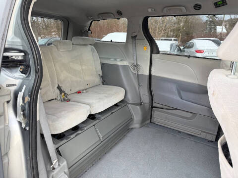 2013 Toyota Sienna LE 7-Passenger Auto Access Seat