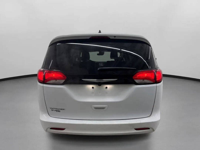 2023 Chrysler Voyager LX