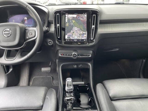 2025 Volvo XC40 B5 Plus Bright Theme