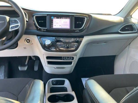 2022 Chrysler Voyager LX