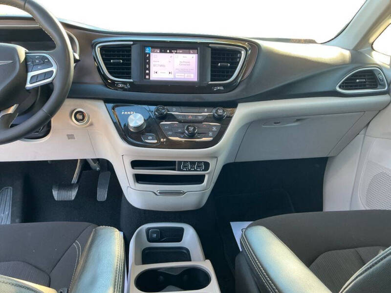 2022 Chrysler Voyager LX