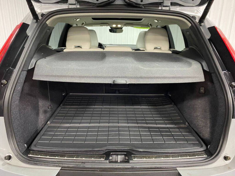 2024 Volvo XC40 B5 Plus Bright Theme