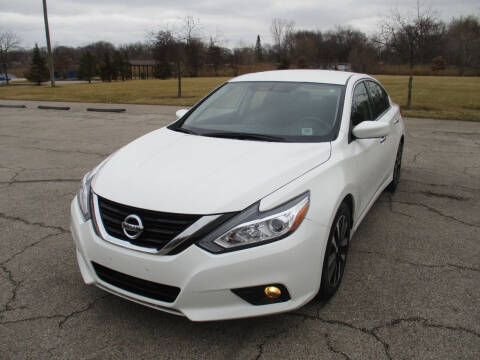 2018 Nissan Altima for sale at Triangle Auto Sales in Elgin IL