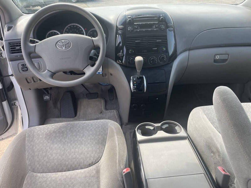 2005 Toyota Sienna LE photo 6