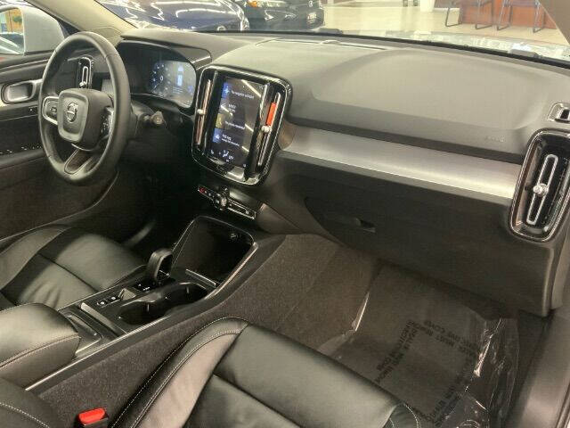 2022 Volvo XC40 T4 Momentum