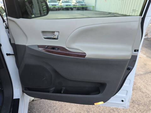 2013 Toyota Sienna XLE 8-Passenger